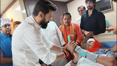 Chirag Paswan on Saturday visited IGIMS in Patna and met Janardan Singh Sigriwal, the BJP MP from Maharajganj who was injured in July 13 lathi-charge in Patna. (Santosh Kumar/HT) Chirag Paswan on Saturday visited IGIMS in Patna and met Janardan Singh Sigriwal, the BJP MP from Maharajganj who was injured in July 13 lathi-charge in Patna. (Santosh Kumar/HT)