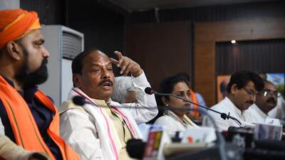 Former Jharkhand CM Raghubar Da addresses a press conference at BJP office in Patna on Saturday. (Santosh Kumar/HT)