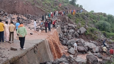 People search four girl students who were swept away in a flash flood at Dall in Billawar area of Kathua district on Saturday. (HT) People search four girl students who were swept away in a flash flood at Dall in Billawar area of Kathua district on Saturday. (HT)