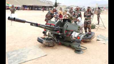 In the run up to the 24th Kargil Vijay Diwas, the Army on Saturday showcased its weaponry during ‘Vijay Diwas Shastra Pradarshan’ to the schoolchildren and civilians at Kargil. (HT Photo)