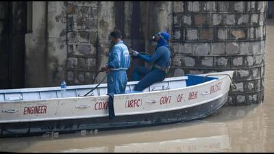 Indian Navy divers get ready to clean the silt from the gates of ITO barrage. (Sanchit Khanna/ HT Photo)