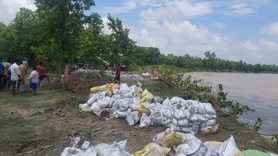Makeshift embankments, made of sandbags and iron, built on the river bank in Tapu Kamalpur village of Yamunanagar. (HT Photo) Makeshift embankments, made of sandbags and iron, built on the river bank in Tapu Kamalpur village of Yamunanagar. (HT Photo)