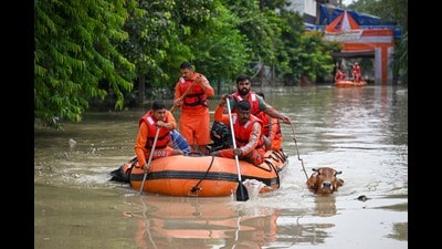 NDRF personnel during a rescue operation in Yamuna Bazaar on Saturday. (Sanchit Khanna/HT Photo) NDRF personnel during a rescue operation in Yamuna Bazaar on Saturday. (Sanchit Khanna/HT Photo)