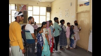 Patients waiting in line at civil hospital in Ludhiana on Saturday. (Manish/HT Photo) Patients waiting in line at civil hospital in Ludhiana on Saturday. (Manish/HT Photo)