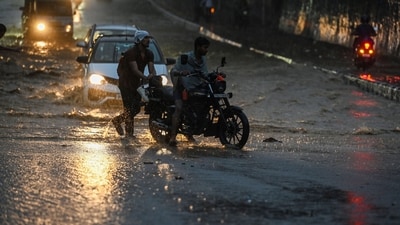 Commuters out during a heavy rain spell (Hindustan Times)