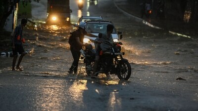 Reportedly, 7,210 people were affected by the floods as the overflowing Yamuna inundated around 550 hectares of low-lying land along its banks in Noida and Greater Noida. (Raj K Raj/ Hindustan Times)