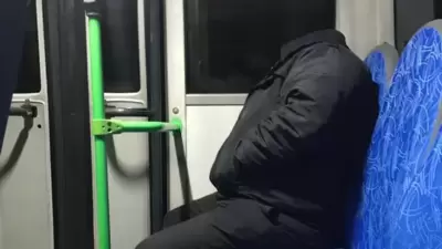 The optical illusion of a 'headless' man has left people scratching their heads. (Reddit/@zaferemre) The optical illusion of a 'headless' man has left people scratching their heads. (Reddit/@zaferemre)