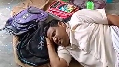 The incident is said to be from Bajaura primary school located in Lavkushnagar area of Chhatarpur district, (Live Hindustan)