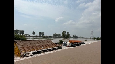 The road link to Sangrur, Patiala and cities in Haryana was snapped. (HT Photo) The road link to Sangrur, Patiala and cities in Haryana was snapped. (HT Photo)
