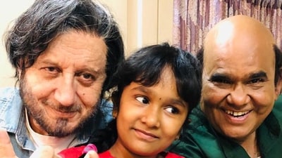 Anupam Kher, Satish Kaushik and his daughter Vanshika in an old photo. Anupam Kher, Satish Kaushik and his daughter Vanshika in an old photo.