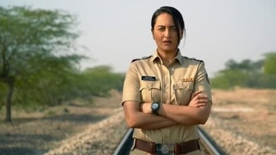 Sonakshi Sinha plays a cop in Dahaad. Sonakshi Sinha plays a cop in Dahaad.