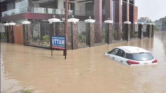 A view of the flooded Sector C of Tronica city after flood water from river Yamuna entered Loni in Ghaziabad on Friday (HT Photo/Sakib Ali)