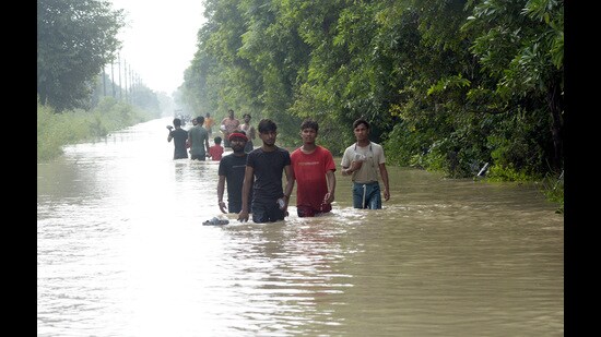 According to officials, thousands of cusecs of water have already flooded into Ghaziabad’s Loni, adversely affecting the livelihoods of residents in the floodplains. (Sakib Ali/HT Photo)