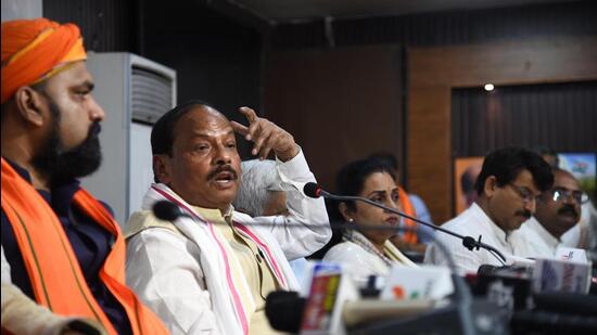 Former Jharkhand CM Raghubar Da addresses a press conference at BJP office in Patna on Saturday. (Santosh Kumar/HT)