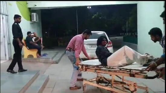 Gangster Surinderpal Singh being brought to Guru Gobind Singh Medical College (GGSMCH) at Faridkot on July 10 after he suffered a gunshot wound in an encounter with the police. (HT file photo)