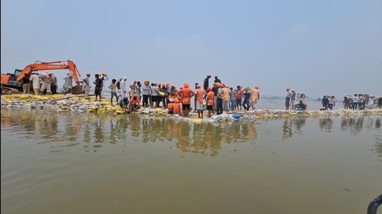 One of the two breaches in Sutlej’s Dhussi Bundh has been plugged in Kapurthala district (HT Photo)