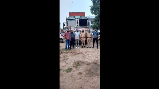 With the arrest of the accused, the police have also recovered two trucks and a .32 bore pistol (HT Photo)