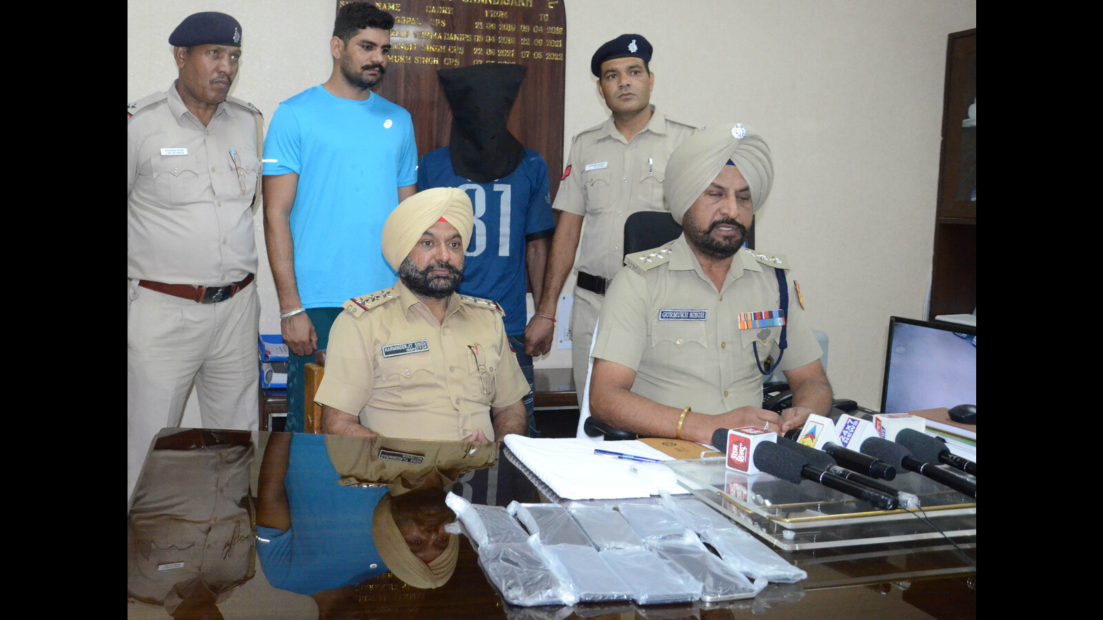 Chandigarh: Man in police net for stealing phones from parkings of PU, PGI - Vimarsana News