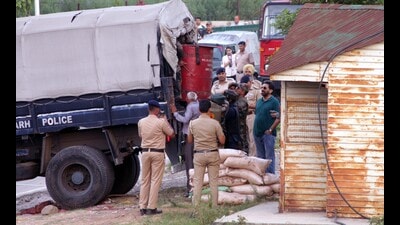 After inspecting the mortal shell, army’s bomb disposal squad transported it to a disposal site near Dera Bassi. (Keshav Singh/HT) After inspecting the mortal shell, army’s bomb disposal squad transported it to a disposal site near Dera Bassi. (Keshav Singh/HT)