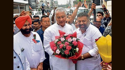 BJP leaders welcoming BJP state President Sunil Jakhar in Ludhiana on Sunday. (Gurpreet Singh/HT)