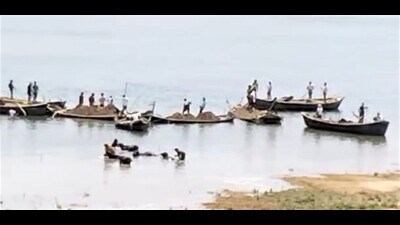 Freshly mined sand from Yamuna being taken on boats to the riverbank in Ghoorpur area of Jasra development block of Prayagraj ((HT File Photo))