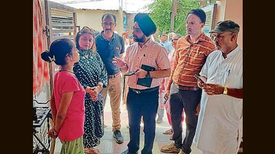 Health department teams visiting the affected families in Mohali’s Balongi and Badmajra villages on Saturday. (HT Photo) Health department teams visiting the affected families in Mohali’s Balongi and Badmajra villages on Saturday. (HT Photo)