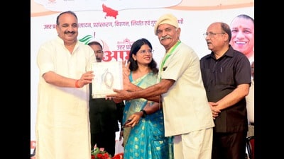 Horticulture minister Durgesh Pratap Singh felicitated participants who excelled in various competitions organised at the mango festival. (HT Photo) Horticulture minister Durgesh Pratap Singh felicitated participants who excelled in various competitions organised at the mango festival. (HT Photo)