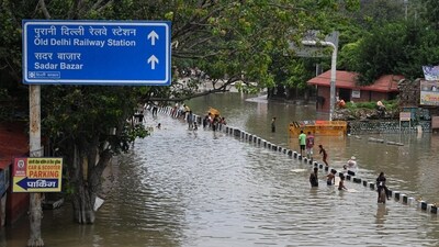 A view of Waterlogged street after the Yamuna River water flows above danger levels at Hanuman Temple, Kashmiri Gate in New Delhi, India, on Saturday. (Sanchit Khanna/HT Photo)