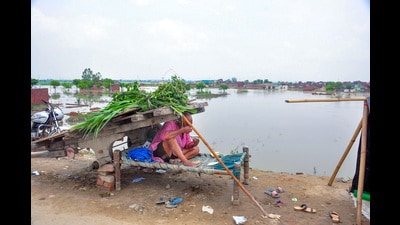 Man villagers are taking shelter near the embankment in Loni, Ghaziabad. (Sakib Ali/HT Photo)