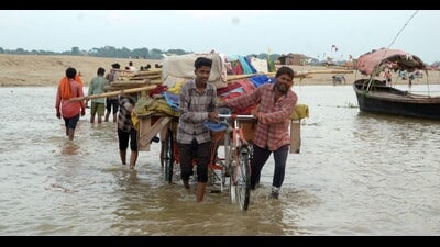 People shifting their belongings from low lying areas in Prayagraj on Sunday (HT) People shifting their belongings from low lying areas in Prayagraj on Sunday (HT)