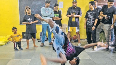 Rapper Badshah with the rappers and break-dancers from The Dharavi Dream Project, for whom he inaugurated a recording studio with advanced sound equipment. (Satish Bate/ HT Photo) Rapper Badshah with the rappers and break-dancers from The Dharavi Dream Project, for whom he inaugurated a recording studio with advanced sound equipment. (Satish Bate/ HT Photo)