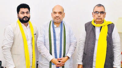 SBSP founder Om Prakash Rajbhar (right) and his son Arvind Rajbhar (left) call on home minister Amit Shah on Sunday. (ANI) SBSP founder Om Prakash Rajbhar (right) and his son Arvind Rajbhar (left) call on home minister Amit Shah on Sunday. (ANI)