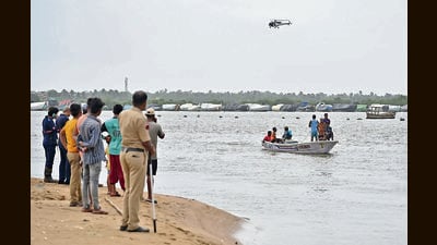 Search operation launched for the three boys feared drowned in Marve Creek at Malad on Sunday Morning. Two other boys have been rescued. (VIJAY BATE/HT PHOTO) Search operation launched for the three boys feared drowned in Marve Creek at Malad on Sunday Morning. Two other boys have been rescued. (VIJAY BATE/HT PHOTO)