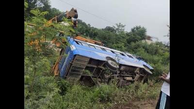 Three women workers of a private industry were seriously injured when the bus they were travelling in skidded off the road and overturned in the fields at Mandhala in Baddi-Barotiwala-Nalagarh industrial area of Solan district. (HT Photo)