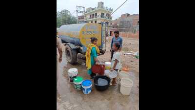 Water being supplied through tankers in Mohali’s Balongi village amid the diarrhoea outbreak. (HT) Water being supplied through tankers in Mohali’s Balongi village amid the diarrhoea outbreak. (HT)