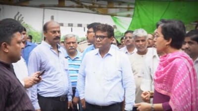 Delhi minister Atishi questions officials at a relief camp in Delhi. (Twitter/Aam Aadmi Party)