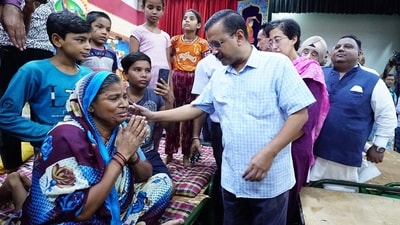 Delhi chief minister Arvind Kejriwal visited the flood relief camp in a school at Mori Gate to assess the situation and provide support to the victims affected by the recent floods in low-lying areas around Yamuna, in New Delhi (HT photo) Delhi chief minister Arvind Kejriwal visited the flood relief camp in a school at Mori Gate to assess the situation and provide support to the victims affected by the recent floods in low-lying areas around Yamuna, in New Delhi (HT photo)