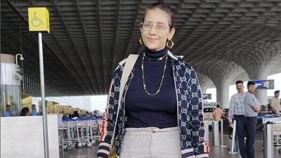 Manisha Koirala at Mumbai airport. (Photo: Viral Bhayani) ( Viral Bhayani) Manisha Koirala at Mumbai airport. (Photo: Viral Bhayani) ( Viral Bhayani)
