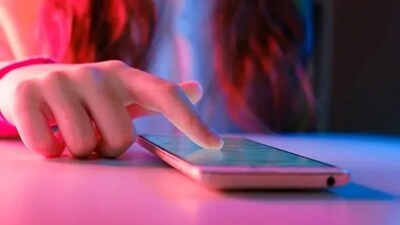 Scrolling through the phone throughout the day can make us feel that we did not do anything productive. This can trigger anxiety.&nbsp; (Unsplash)