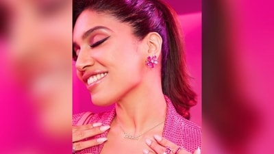 With the assistance of makeup artist Sonik Sarwate, Bhumi got decked up in pink eyeshadow, winged eyeliner, mascara coated lashes, contoured cheeks and a shade of glossy pink lipstick. (Instagram/@bhumipednekar) With the assistance of makeup artist Sonik Sarwate, Bhumi got decked up in pink eyeshadow, winged eyeliner, mascara coated lashes, contoured cheeks and a shade of glossy pink lipstick. (Instagram/@bhumipednekar)