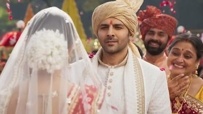 Kiara Advani, Kartik Aaryan and Supriya Pathak in a still from Satyaprem Ki Katha. Kiara Advani, Kartik Aaryan and Supriya Pathak in a still from Satyaprem Ki Katha.