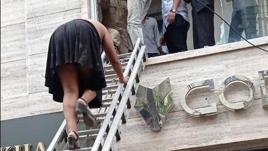 Delhi Fire Services use ladder to bring people out of the building (Twitter/@AtulGargDFS)