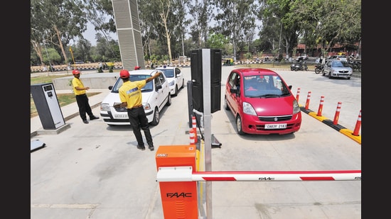 Introduction of FASTag would eliminate the need for physical payment of parking fee and manning of the entry points. (HT Photo)