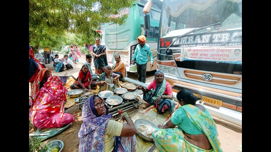 Pilgrims in a group have their lunch before they start for the Amarnath Yatra in Jammu on Saturday. A police spokesperson said that in an effort to ensure the safety and security of pilgrims and tourists during the ongoing Amarnath Yatra, Kashmir’s ADGP Vijay Kumar along with other police and CRPF officials conducted a comprehensive security review at various points, including the Navyug Tunnel on the national highway. (ANI)