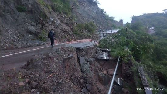 The collapsed Morni to Panchkula road. Traffic has been diverted via Raipur Rani. (Sant Arora/HT)