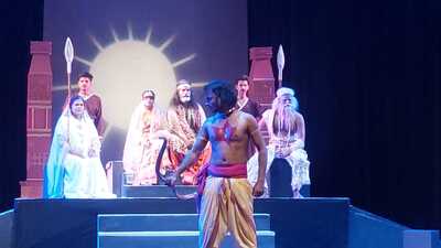 A scene from the play staged on the second day of the festival, ‘Maharathi’, directed by Ritesh Kumar Asthana (HT Photo) A scene from the play staged on the second day of the festival, ‘Maharathi’, directed by Ritesh Kumar Asthana (HT Photo)