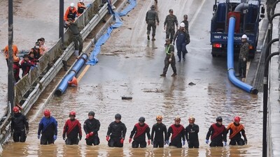 The Korea Meteorological Administration maintained heavy rain warnings across large swaths of the country.&nbsp; (REUTERS)