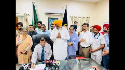 Dr Rajeev Sood assumes the charge of the Faridkot Baba Farid University of Health Sciences vice-chancellor on Monday.