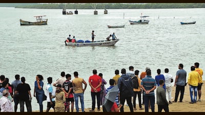 Mumbai, India - July 17, 2023 : 2nd Day for Search operation for Five kids drowned in Marve Creek at Malad, in Mumbai, India, on Monday, July 17, 2023. (Photo by Vijay Bate/HT Photo) Mumbai, India - July 17, 2023 : 2nd Day for Search operation for Five kids drowned in Marve Creek at Malad, in Mumbai, India, on Monday, July 17, 2023. (Photo by Vijay Bate/HT Photo)