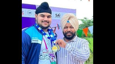 Paramveer Singh and his coach (HT Photo)